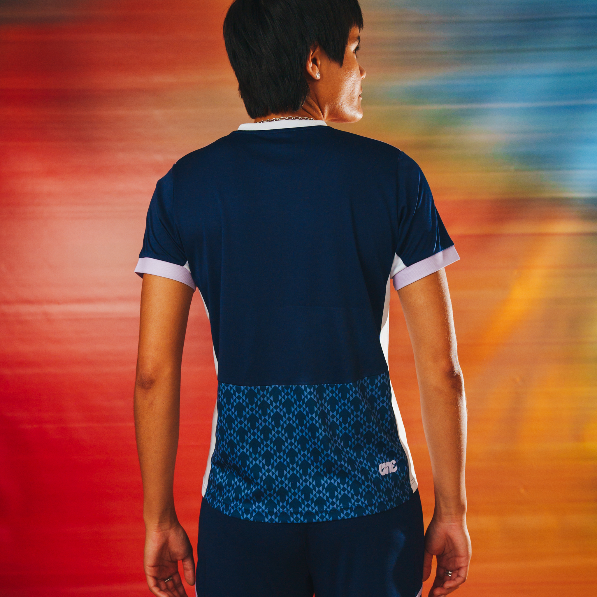 The view of the blue training top from behind showing the patterned panel and logo.